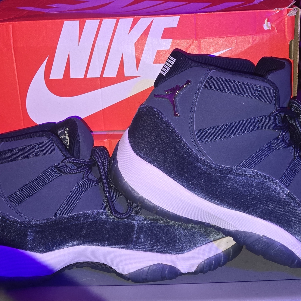 Jordan 11 RetroMidnight Navy (Women's)